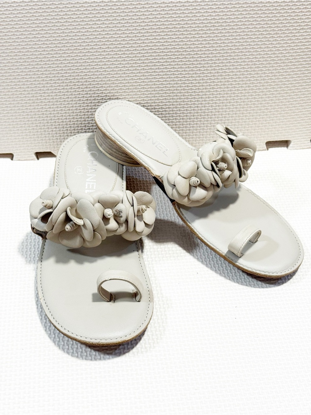Chanel Leather Camellia Flower Toe Ring Mule Sandals Taupe Grey Slides EU 37